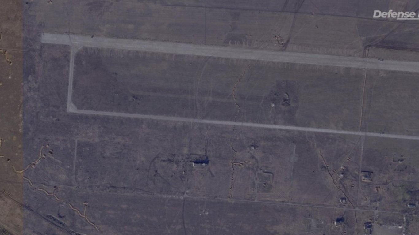 Российские оккупанты готовятся к обороне аэродрома в Бердянске — работы проводятся в поженом темпе