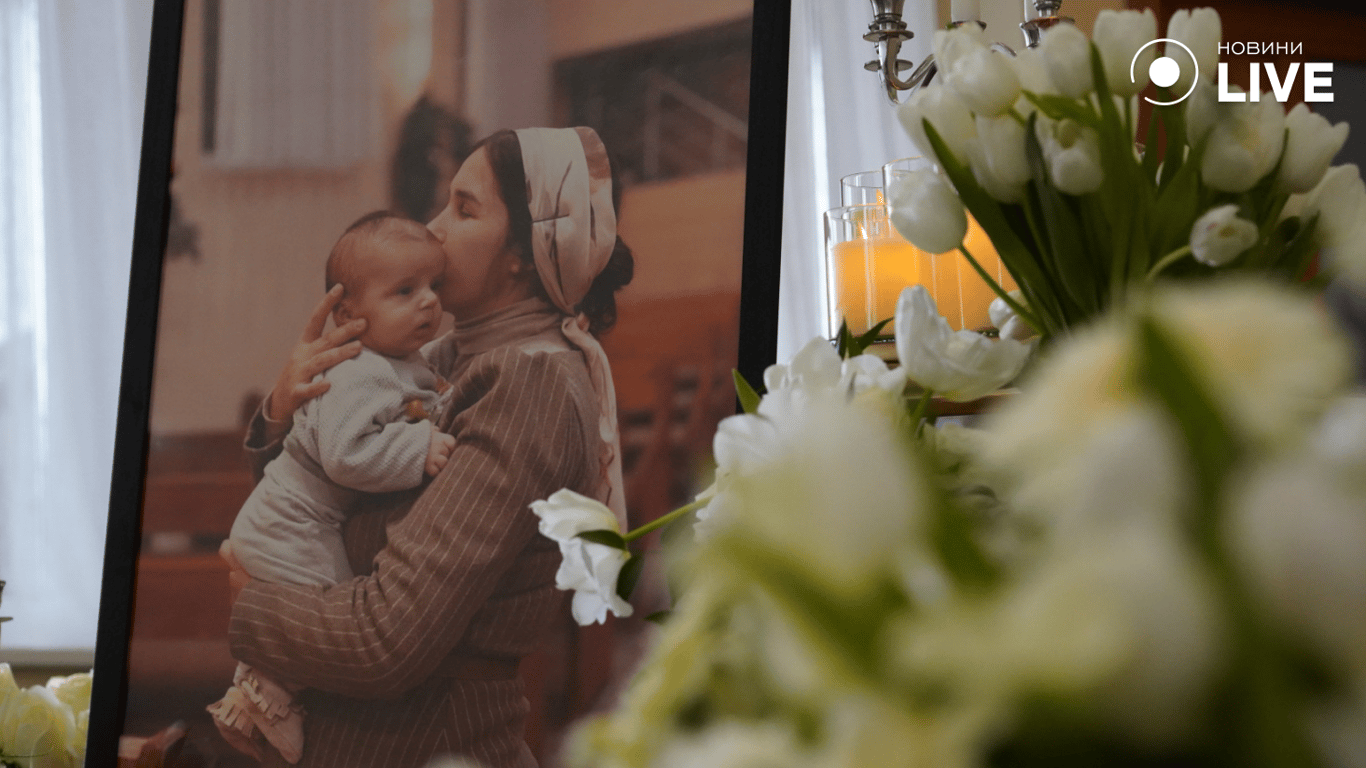 Портрет загиблої матері з сином