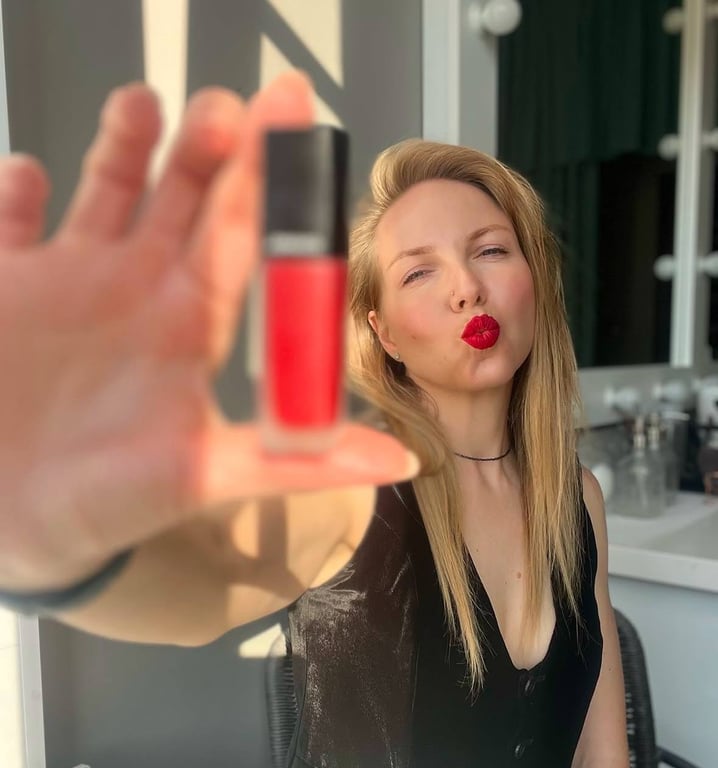 Коралова помада може стати акцентом в образі