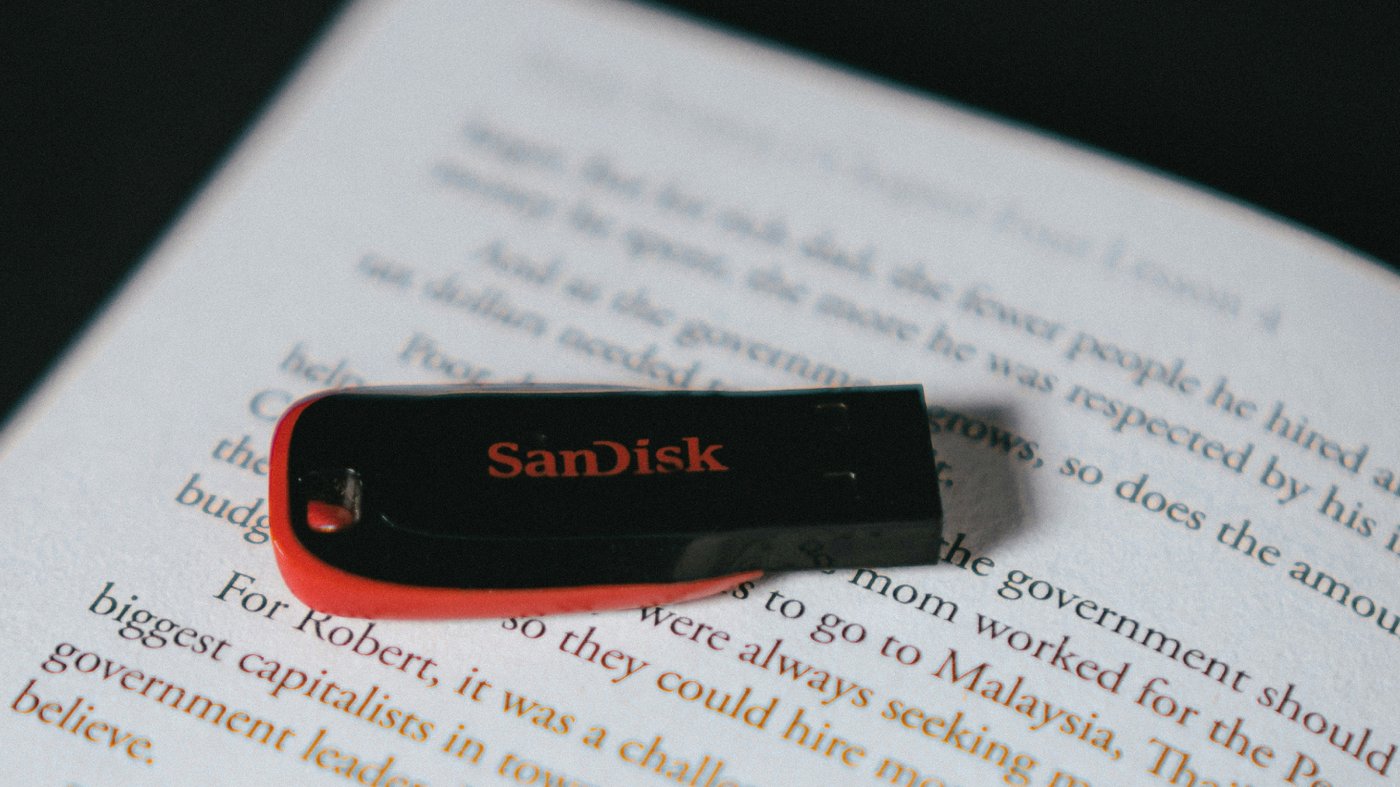 USB-флеш-накопитель в книге