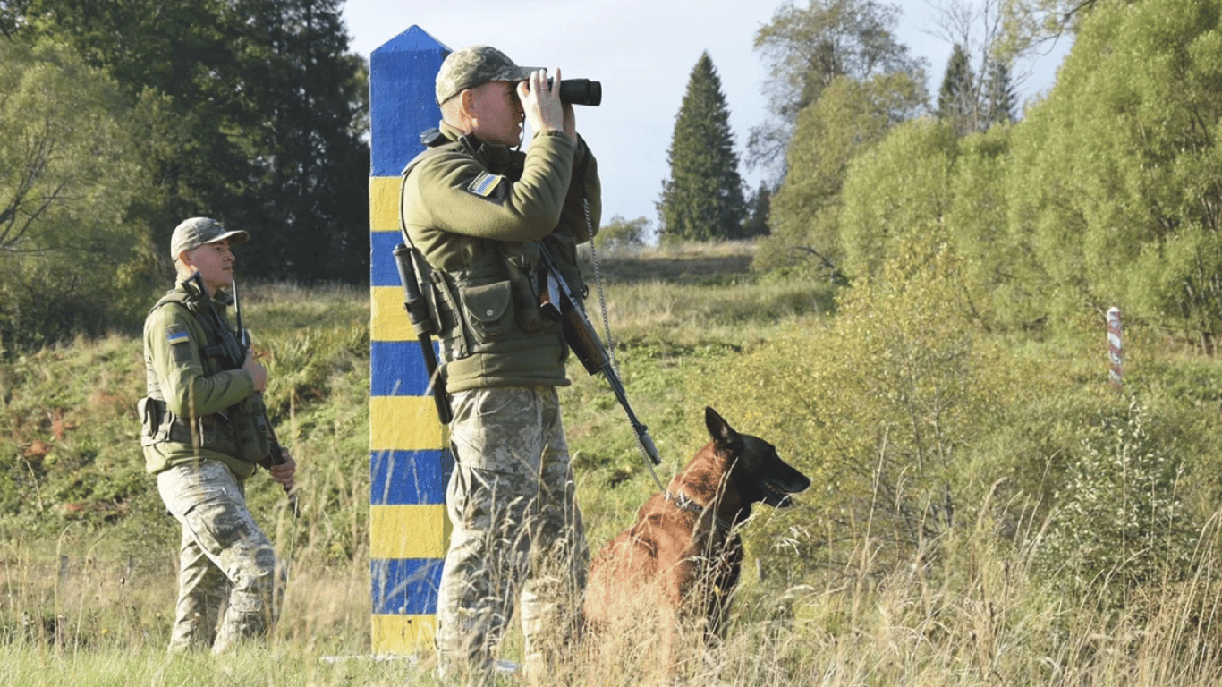 Через Тису на гумовому човні — прикордонники затримали трьох ухилянтів