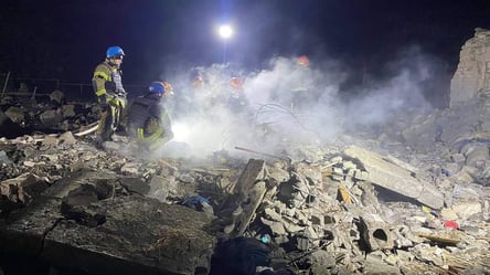 Обстрел Покровска — спасатели достали из-под завалов тело женщины - 285x160