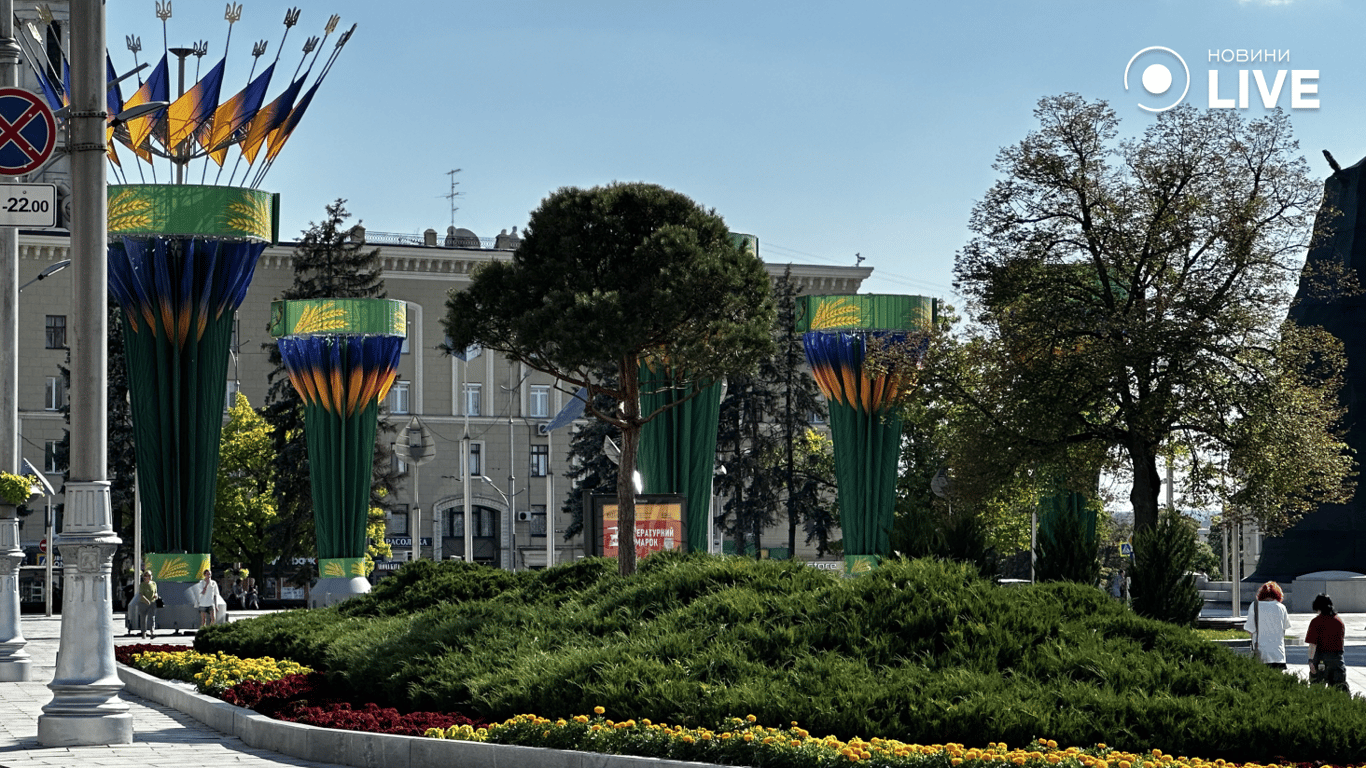 Синьо-жовті святкові декорації у центрі Харкова до Дня міста