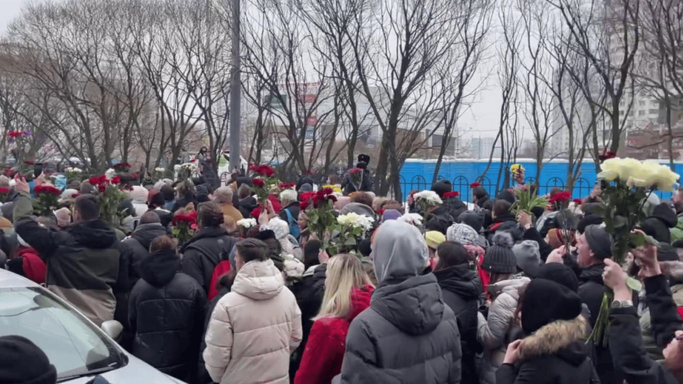 Антивоєнні лозунги та саундтреки з бойовиків — як в Росії прощаються з Навальним
