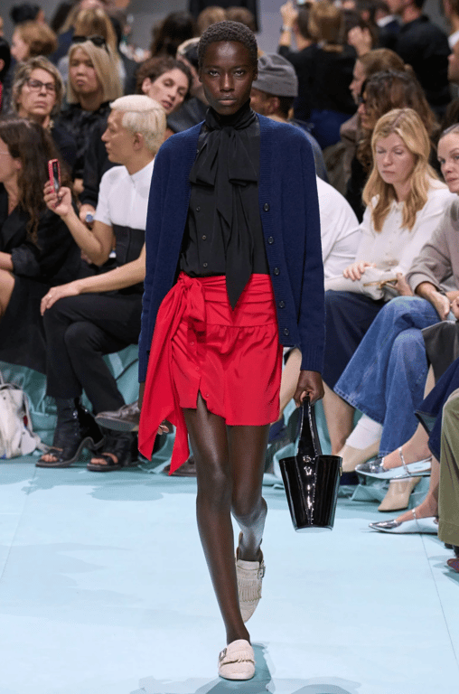 Багато брендів пропонують свої варіанти модних лоферів