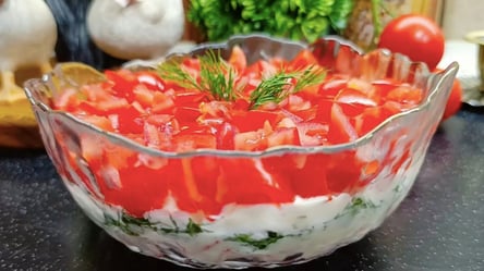 Новый крабовый салат с зернистым творогом: сочный и пикантный - 290x166