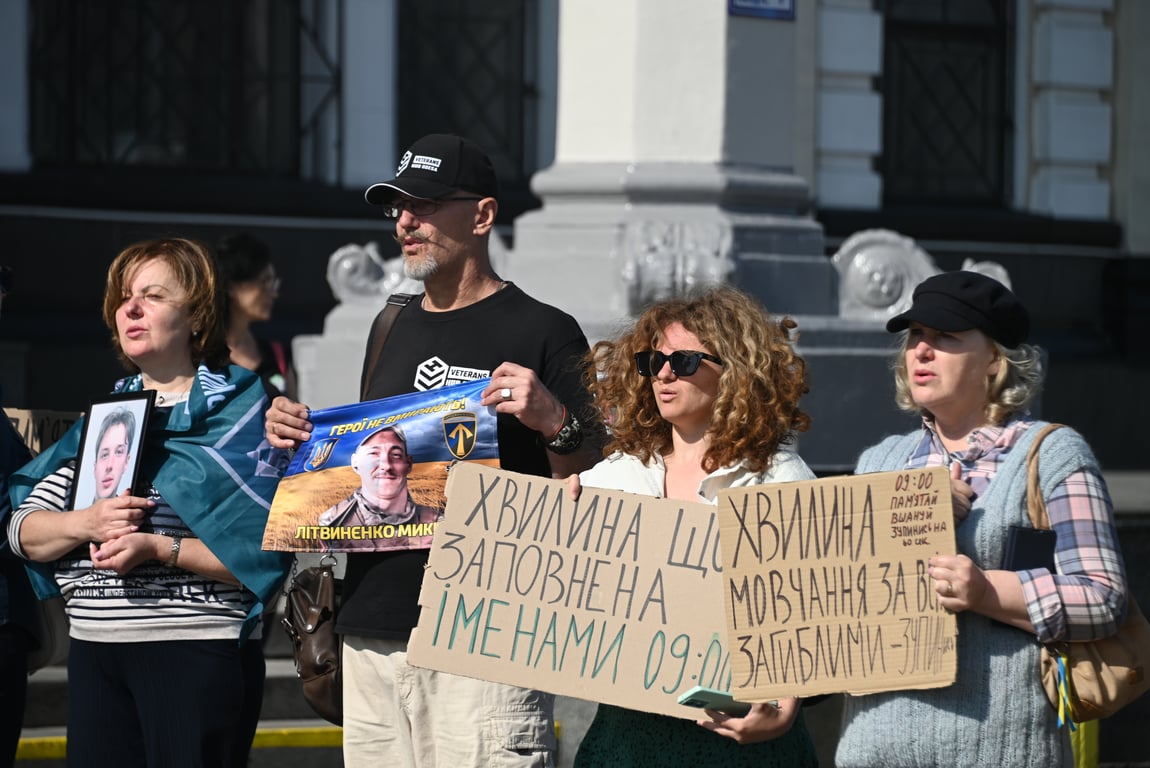 Одеса завмерла на хвилину, щоб вшанувати загиблих — фоторепортаж - фото 9