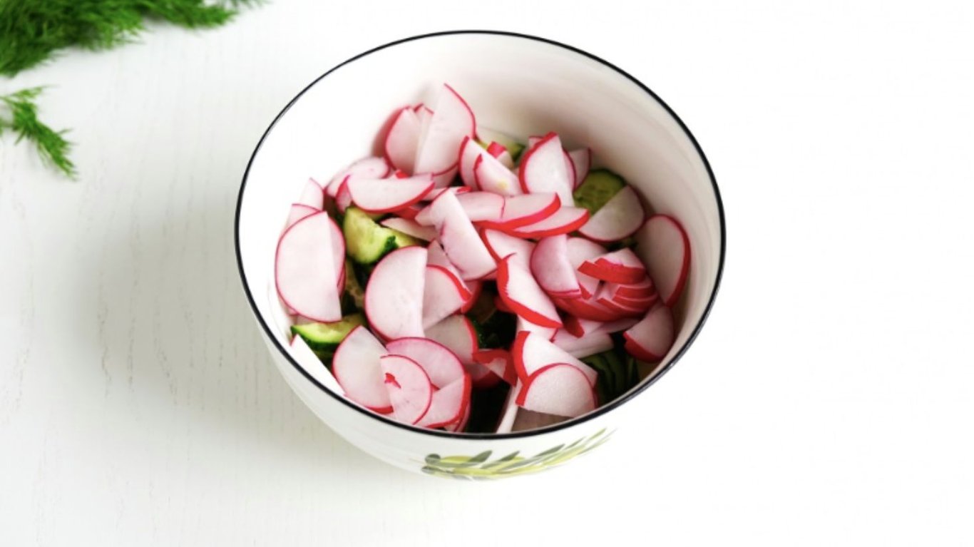 смачний весняний салат з редискою, огірком та яйцем
