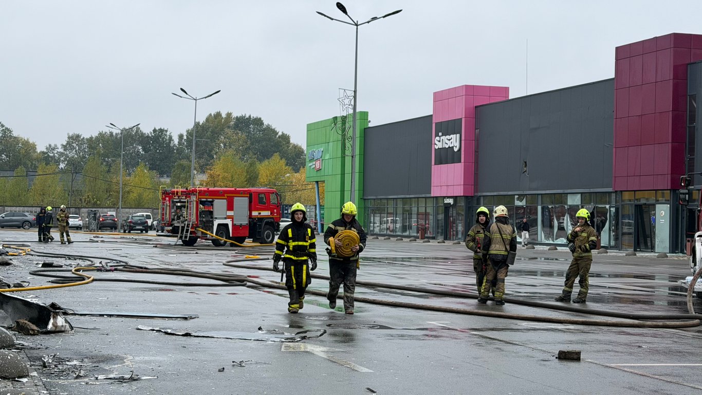 Рятувальники працюють на місці руйнувань після російської атаки 22 жовтня.