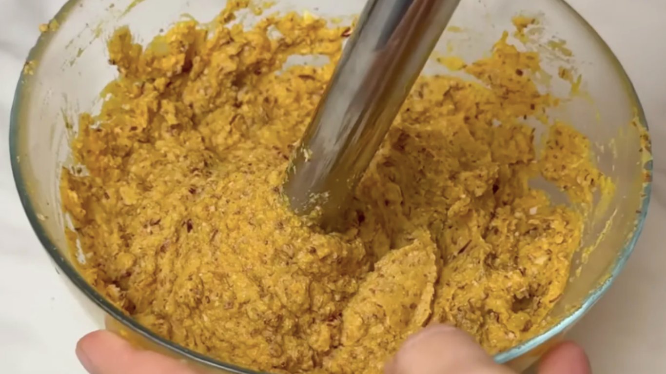 білкова намазка на хліб з квасолею та яйцями