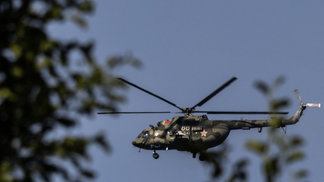 Польща перекинула бойові гелікоптери до кордону з Білоруссю і готова застосувати зброю
