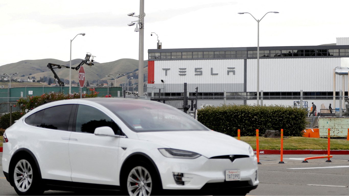 Владелец Tesla подал в суд на производителя электромобилей за "слив" снимков с камеры