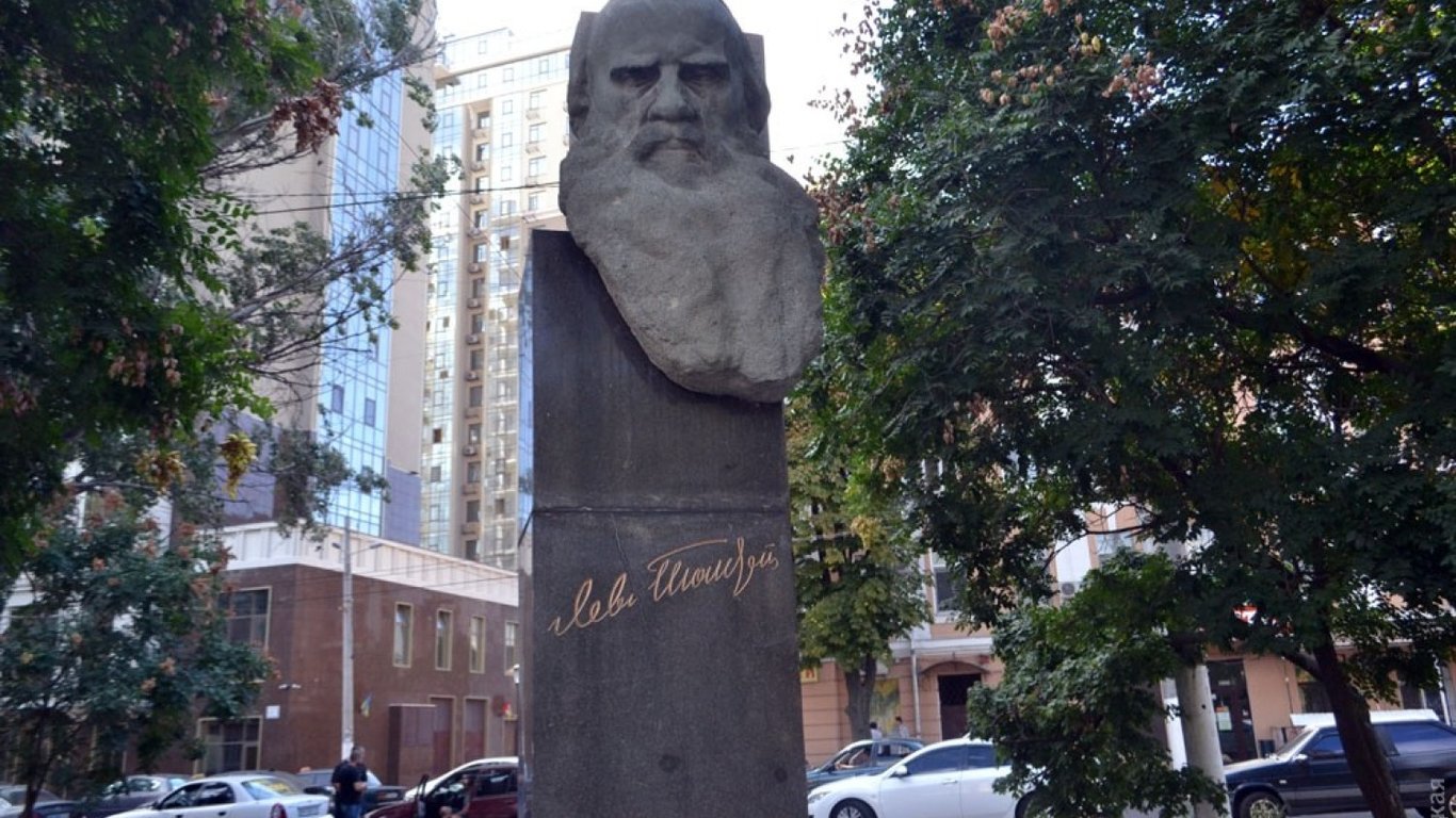 В Одесі демонтують пам'ятник Льву Толстому