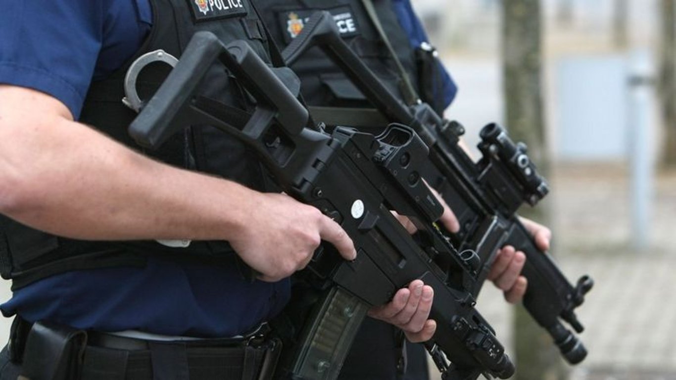 Полицейский в Лондоне угрожал оружием ребенку из-за водяного пистолета