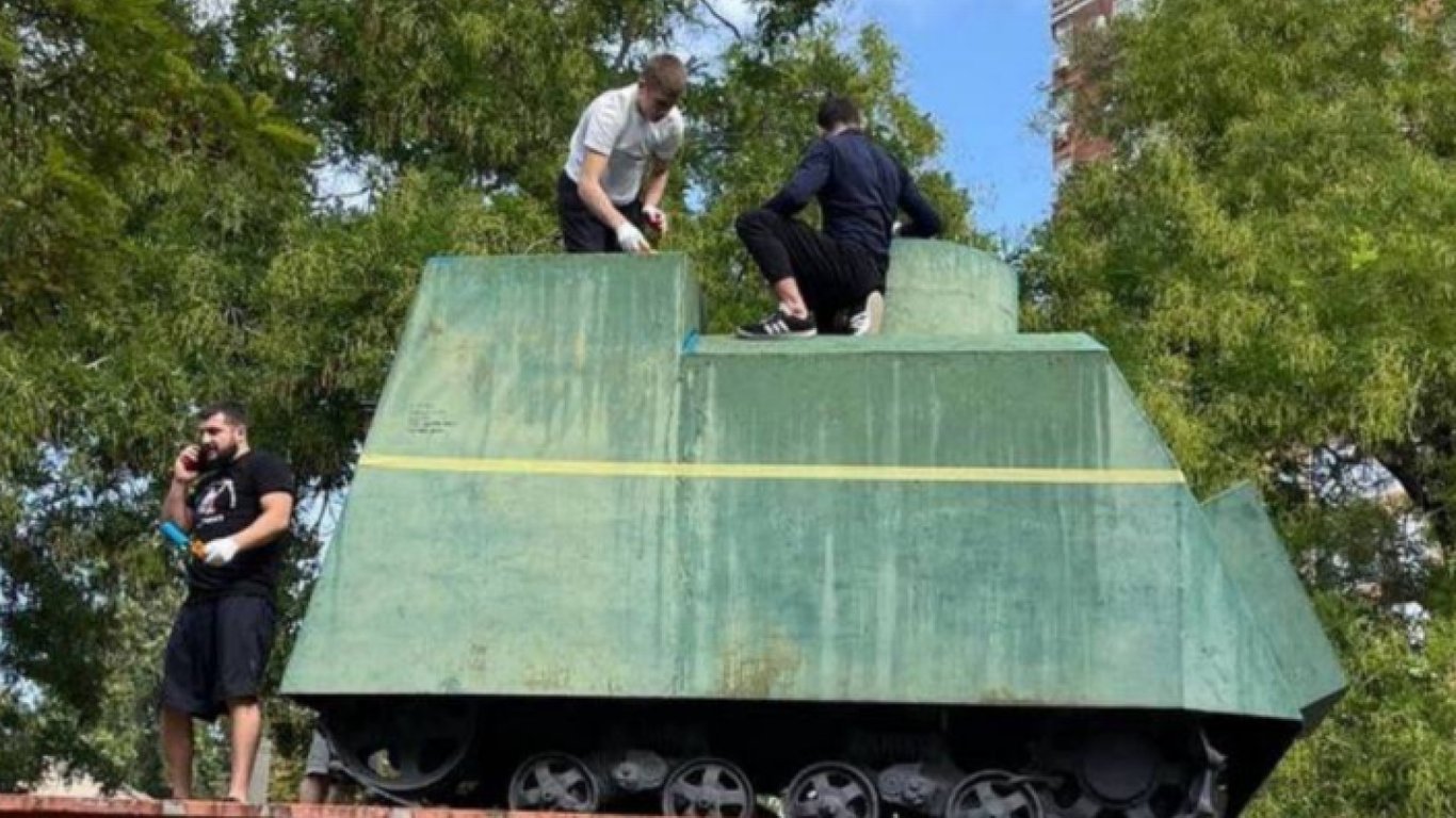 Активісти пофарбували пам'ятник танку в Одесі