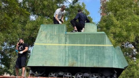 В Одессе советский танк перекрасили в национальные цвета - 285x160