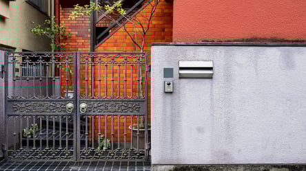 Высота забора — когда можно построить ограждение выше 2,5 метра - 285x160