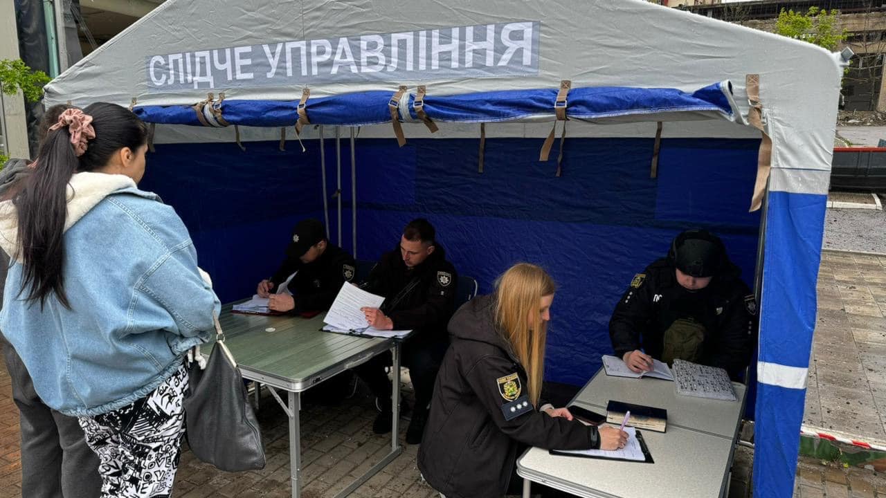 Слідчі дії працівників поліції. Фото: Сергій Болвінов/Facebook