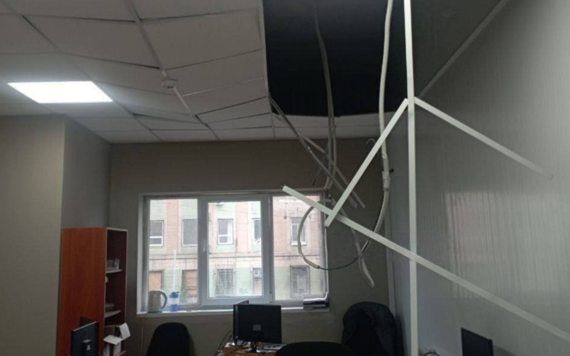 Впала стеля в будівлі в Одесі внаслідок ракетного удару по місту 24 квітня