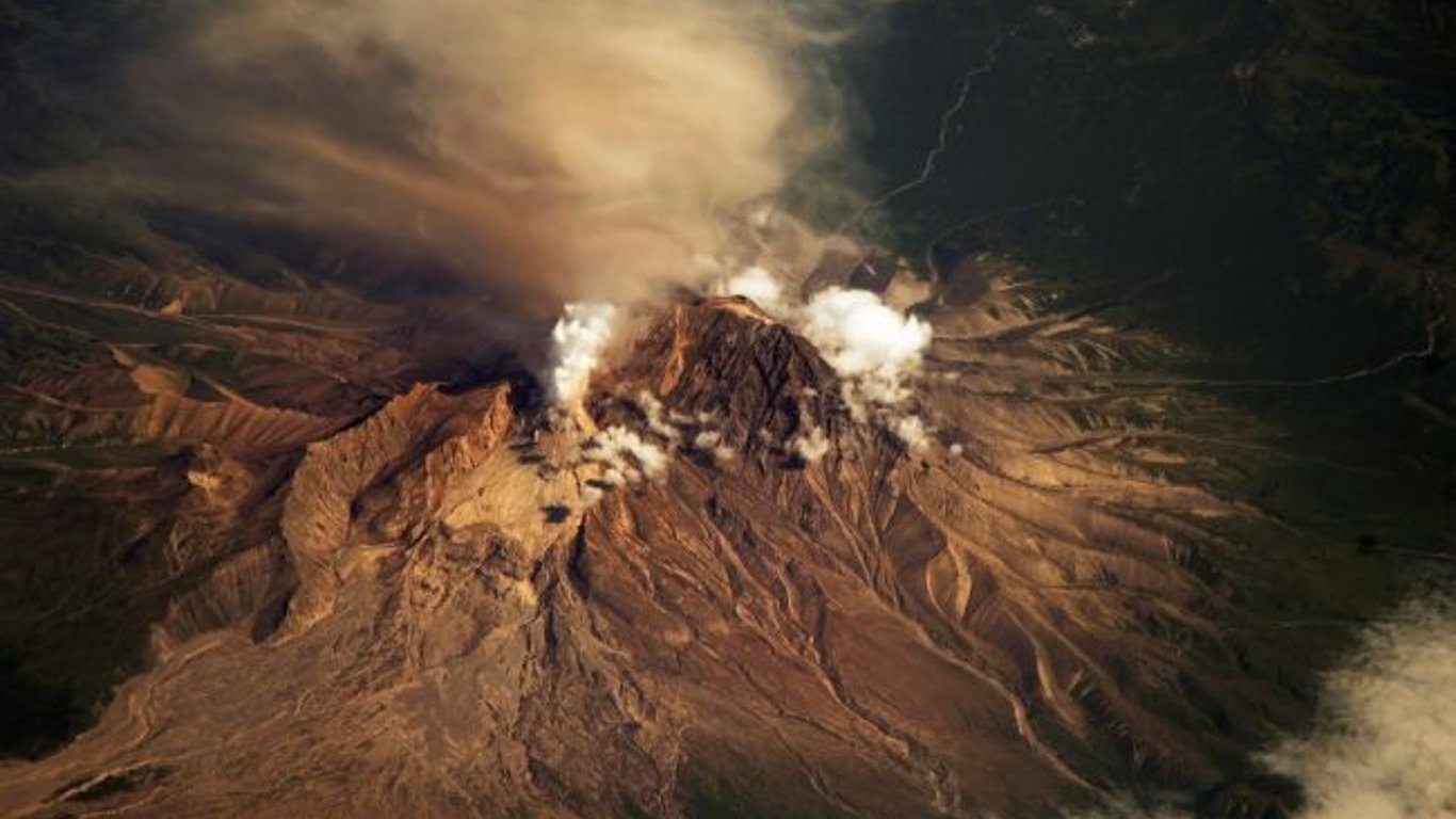Природа натякає: в рф почалося виверження вулкана