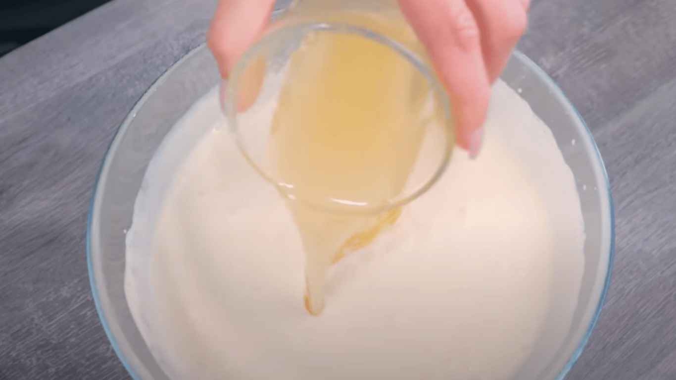 сирно-фруктовий торт Бите скло з полуницею та бананами без випічки