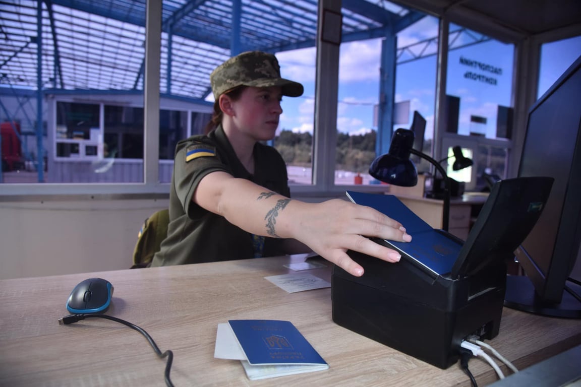 Хто може виїхати за кордон зі студентів