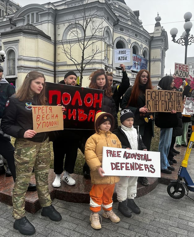 MONATIK в центре Киева поддержал родственников защитников, которые находиться в плену - фото 4