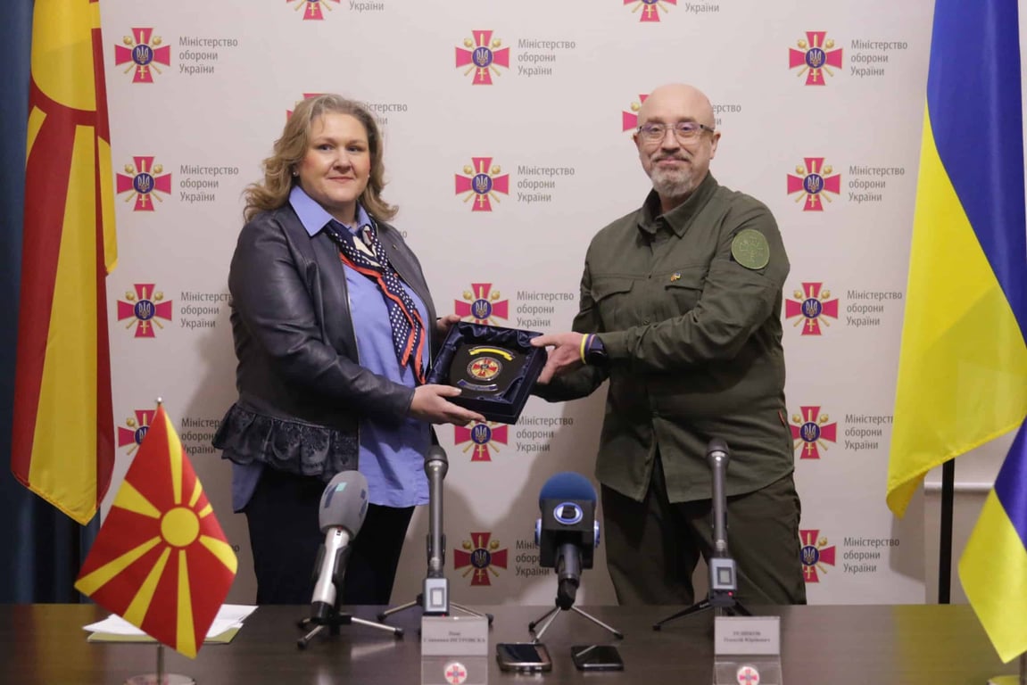 Министры обороны Украины и Северной Македонии после соглашения о передаче ВСУ тех же Су-25