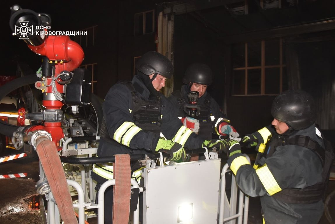 Полум’я після атаки: рятувальники гасять пожежу в Кропивницькому