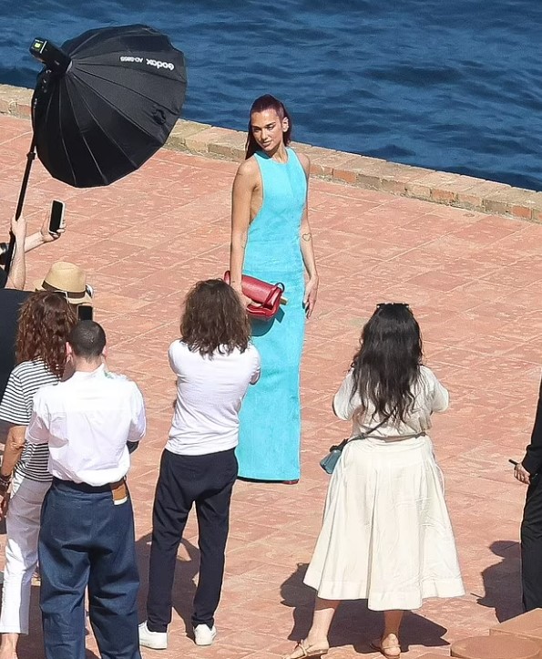 Дуа Липа в роскошном платье засветилась на показе Jacquemus - фото 1