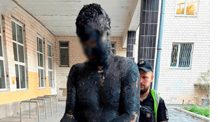 У Києві чоловік заліз у бочку зі смолою, щоб пограбувати крамницю - 290x166