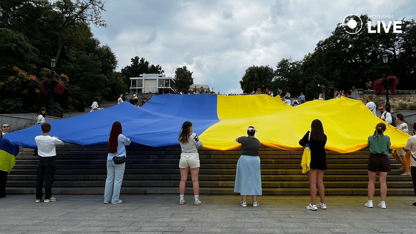 В Одесі розгорнули 35-метровий прапор на Приморських сходах