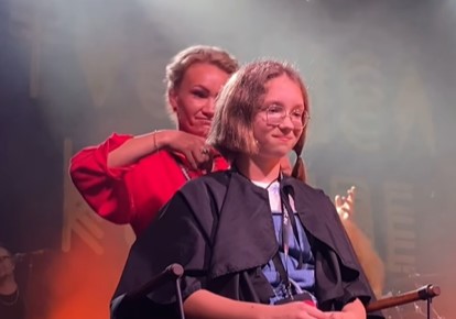 Обрізала волосся під час концерту — маленька шанувальниця Артема Пивоварова зворушливо допомогла ЗСУ - фото 1