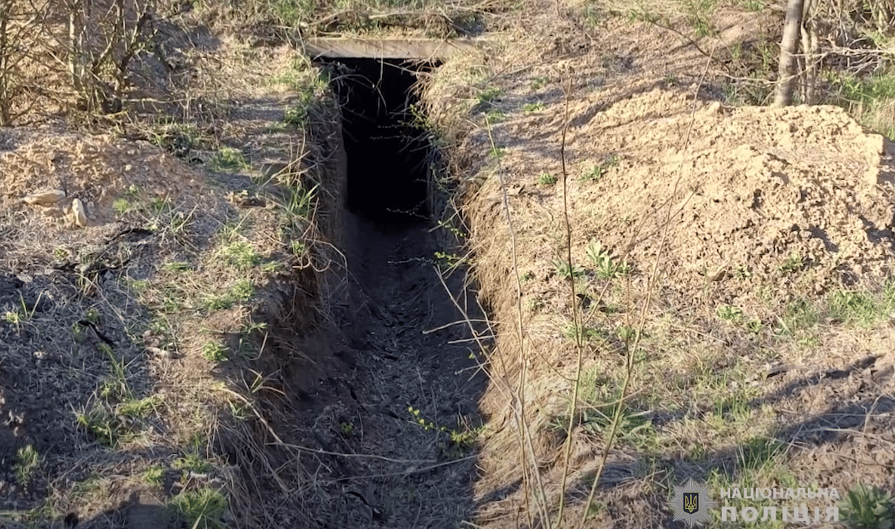 Схопив хлопчика за руку та повів у землянку — на Одещині затримали педофіла - фото 1