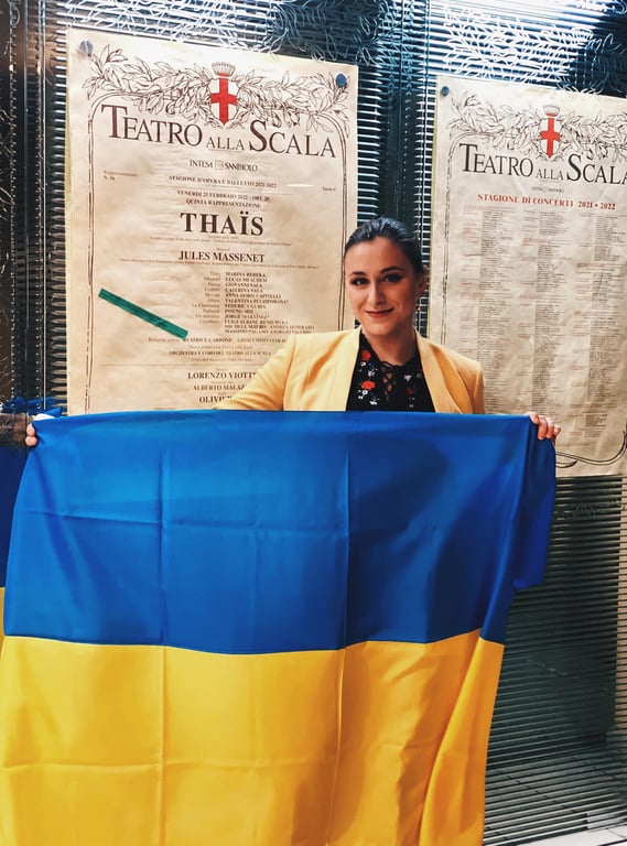 Певица Валентина Плужникова с флагом Украины. Фото: