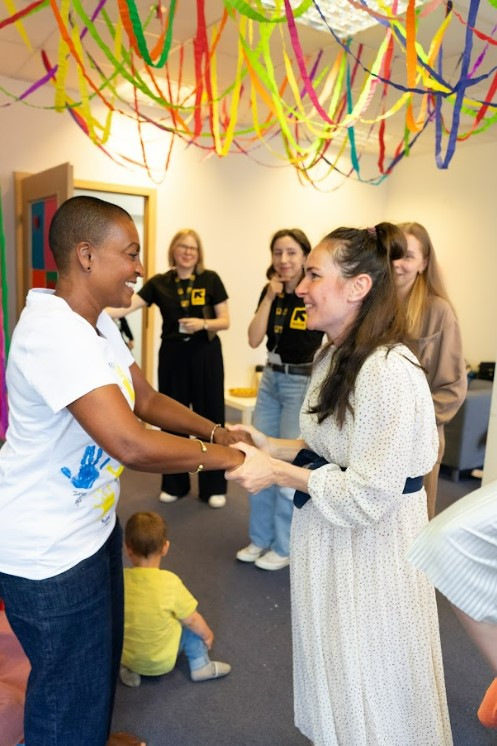 Зірка серіалу "Бріджертони" у Польщі зустрілася із біженцями з України - фото 5