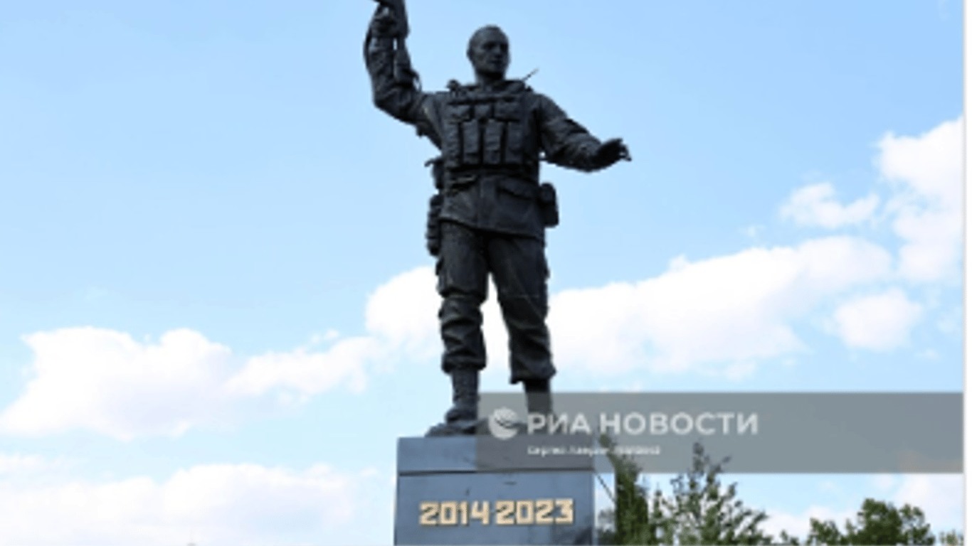 У Луганську та Донецьку ворог встановив пам'ятники із датою завершення війни: щось знає