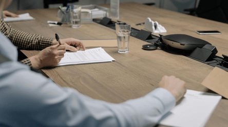 Госслужба в Украине — в каком возрасте увольняют с должности в 2026 году - 285x160