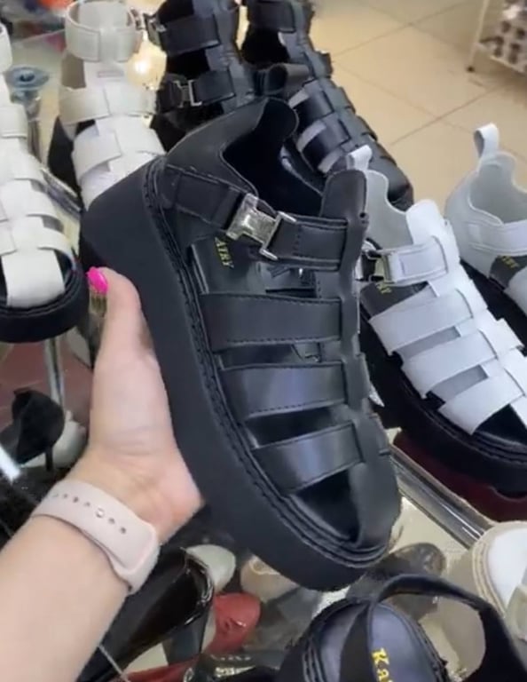 Сандалі-гладіатори втратили актуальність