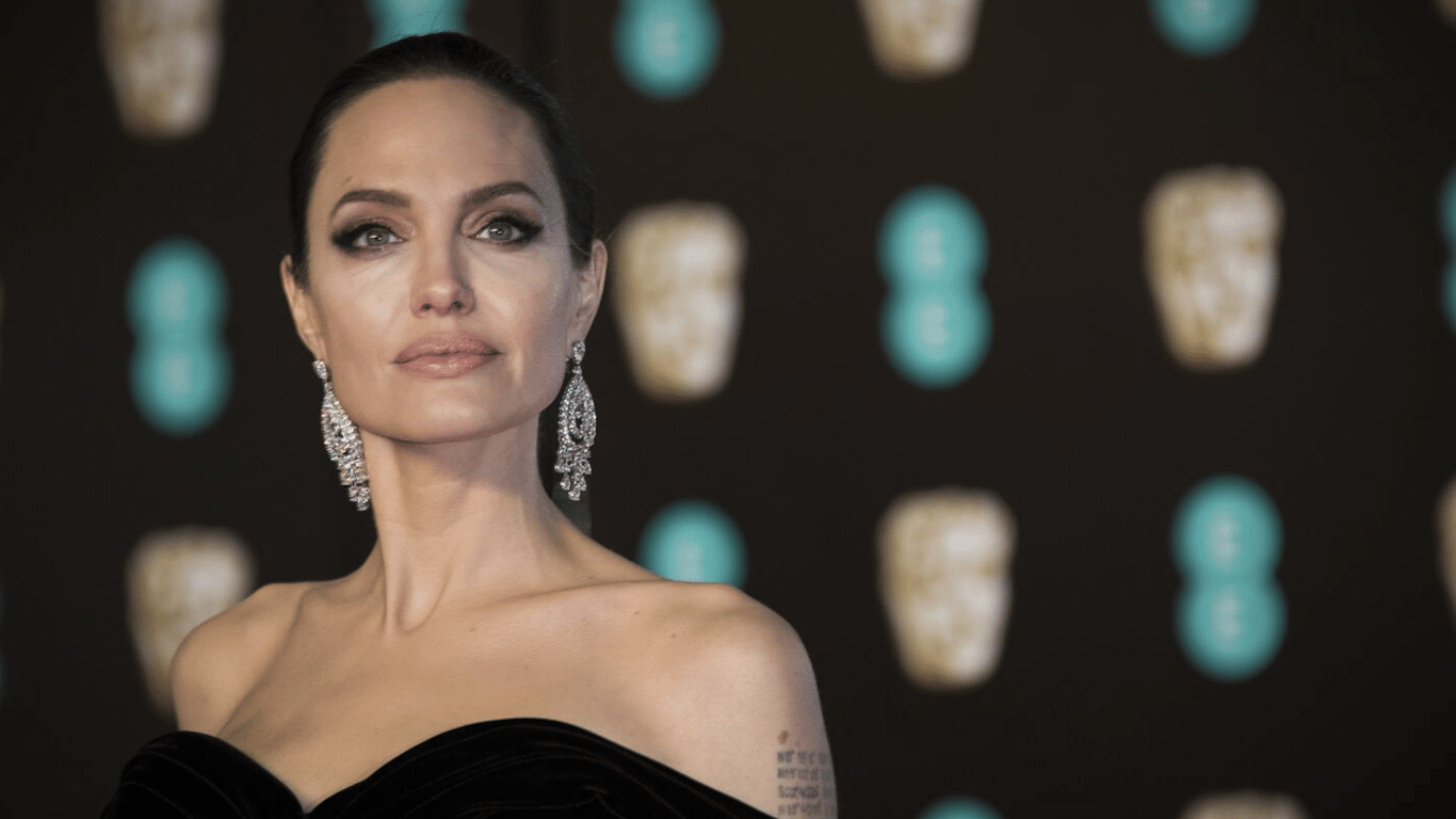 Анджелина Джоли призывает местные организации напрямую помогать Украине