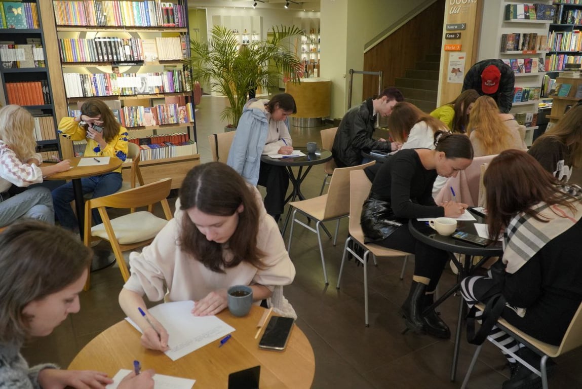 У книгарні почали писати диктант