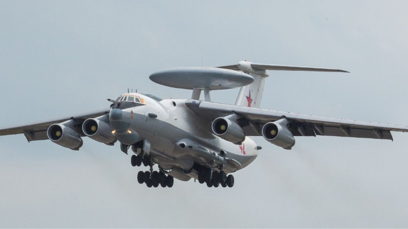 Российский самолет на белорусском аэродроме "Мачулищи" атаковали дронами