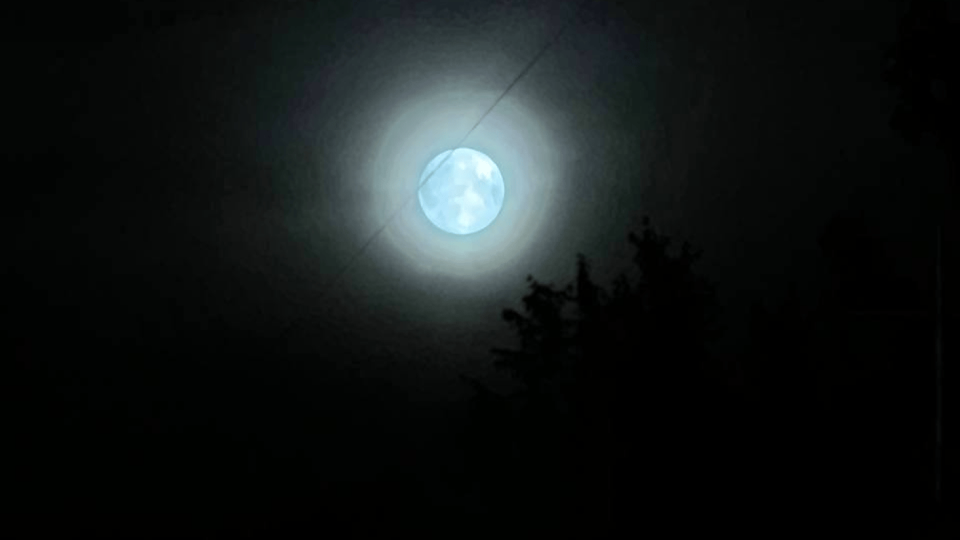 Над Украиной взошла Голубая Луна: в сети делятся уникальными кадрами