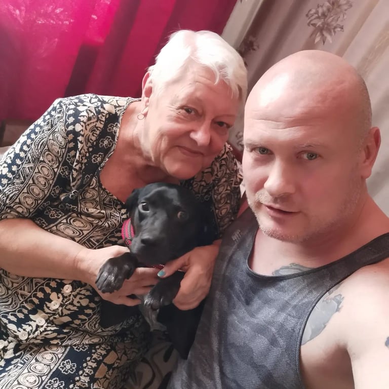 В'ячеслав Узелков зі своєю мамою