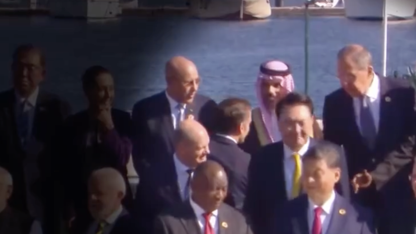 Рукостискання Лаврова і Макрона