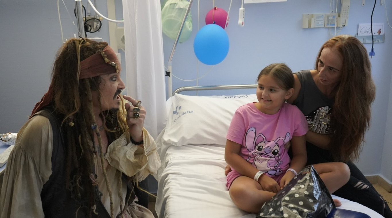 Джонні Депп відвідав пацієнтів дитячої лікарні у костюмі Джека Горобця - фото 2