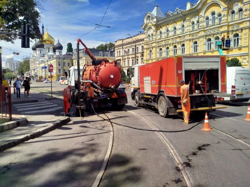 Комунальники працюють на дорогах Одеси. Фото: КП "Міські дороги"