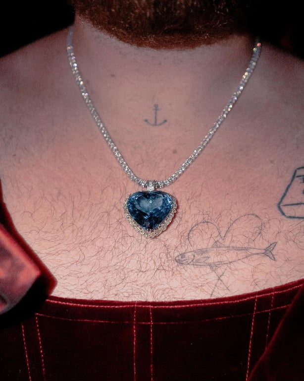 Сэм Смит Сэм Смит в кулоне из Титаника