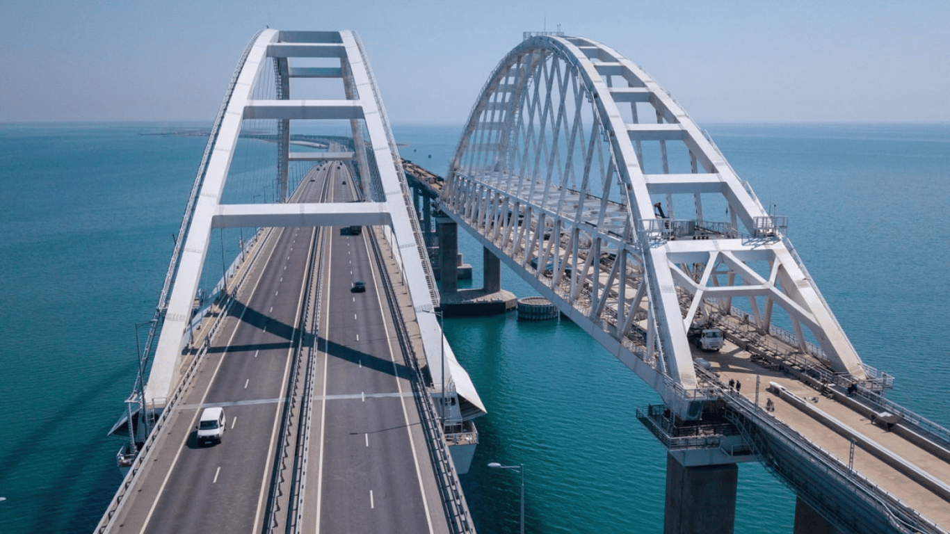 На Кримському мосту оголошували повітряну тривогу: що сталося