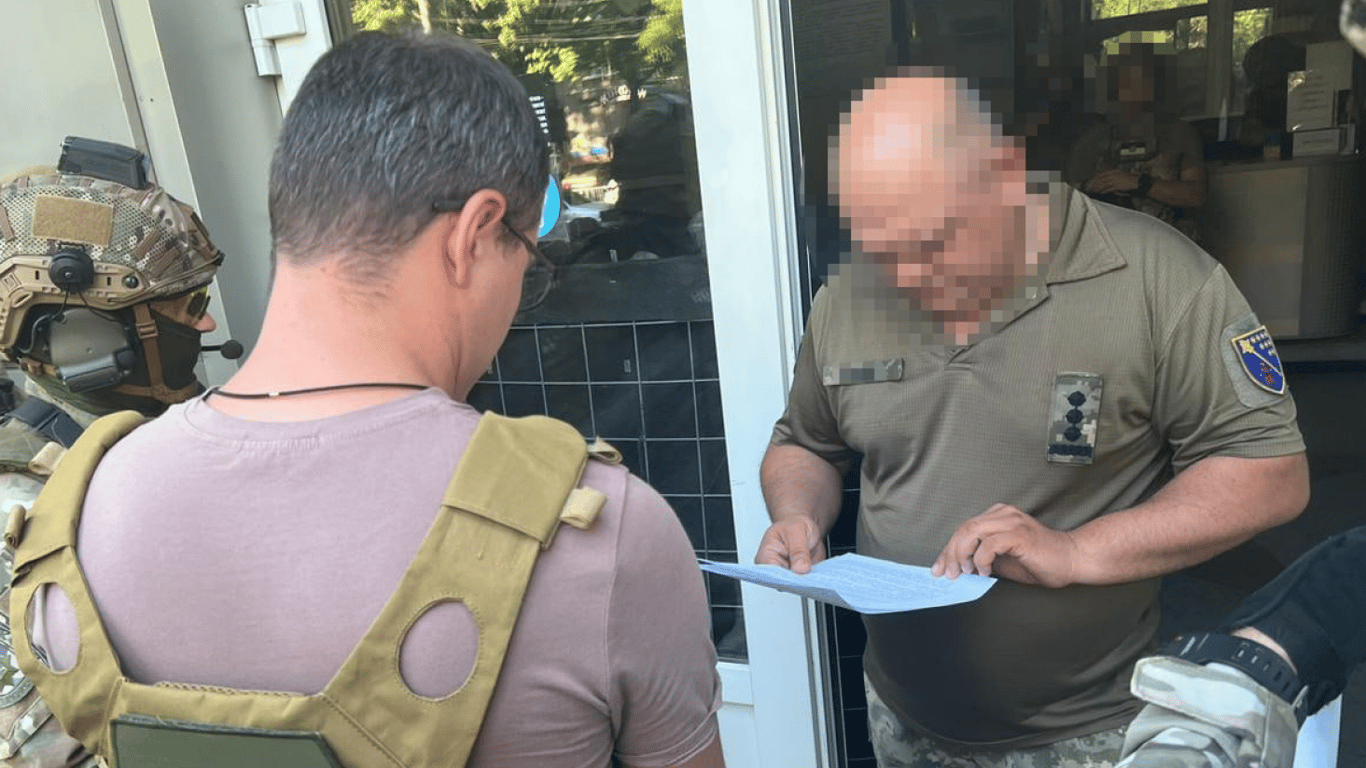 Купил имущества на 350 тыс. долларов: у военкома Днепропетровской области проводятся обыски